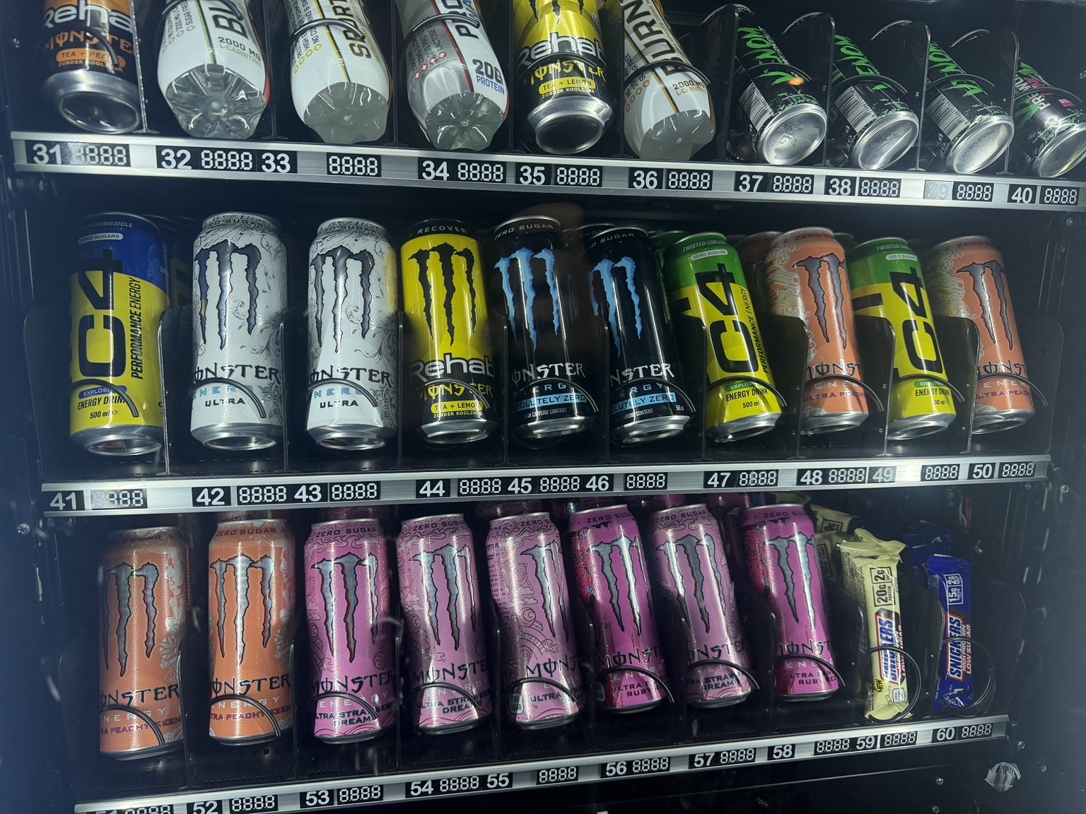 Verschillende Monster- en C4-energydrinks in de automaat van Fuel Point Dirksland