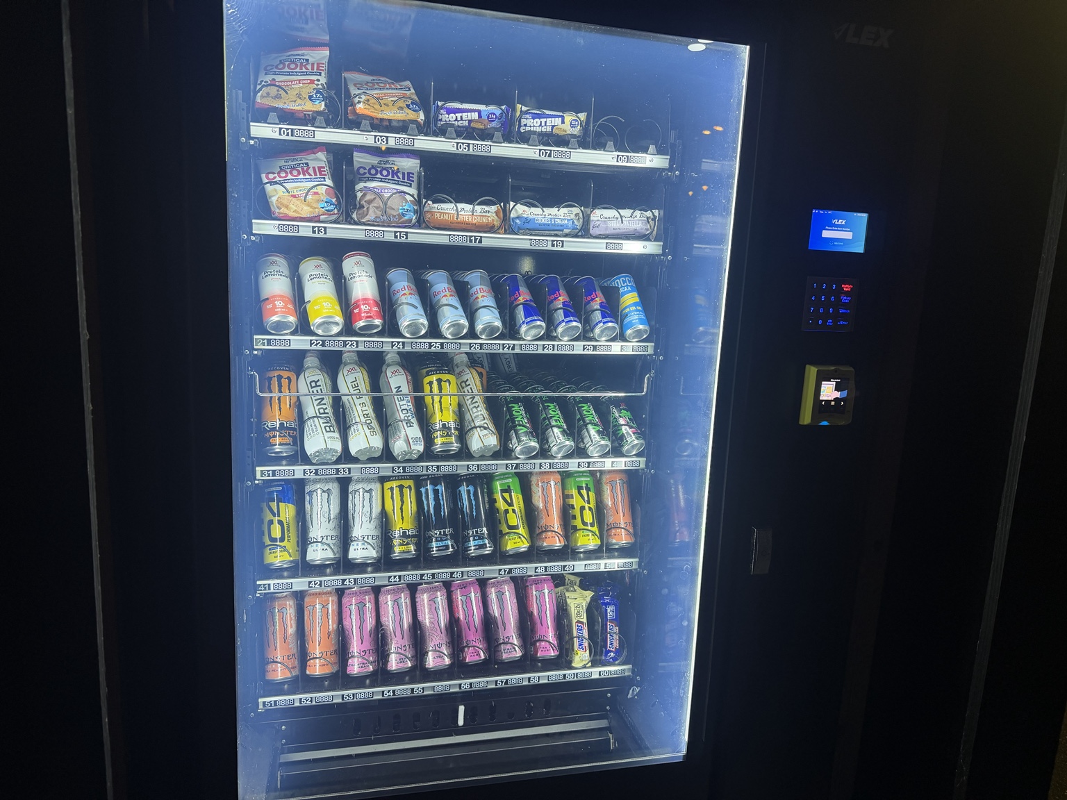 De dranken- en snackautomaat van Fuel Point Dirksland by Vital-GO, met het assortiment achter glas