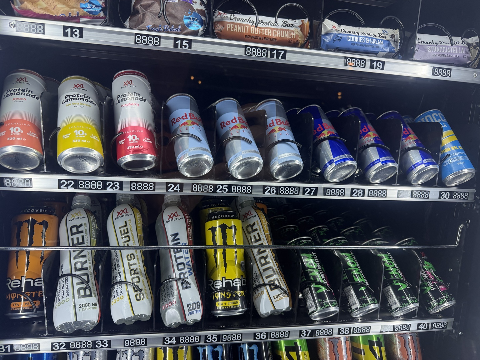 XXL Nutrition Protein Lemonade en Protein Water naast andere dranken bij Fuel Point by Vital-GO