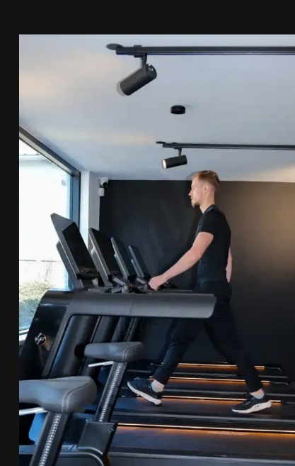 Een sporter traint op een Life Fitness Symbio loopband bij Vital-GO.